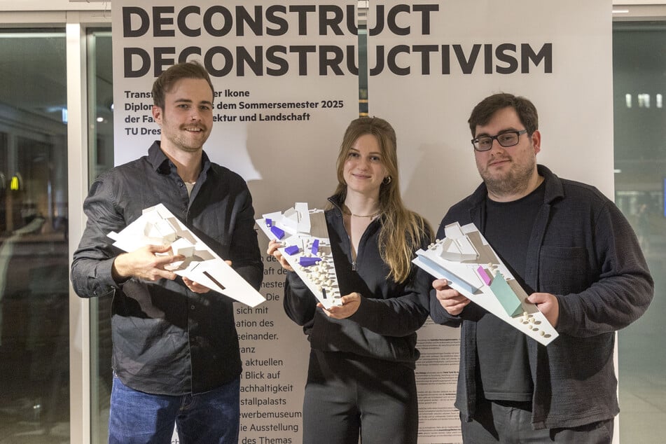 Diplom bestanden! Benjamin Fahnaur (27, v.l.), Katharina Locke (25) und Kilian Weicht (26) präsentierten ihre Entwürfe im Zentrum für Baukultur Sachsen (ZfBK).