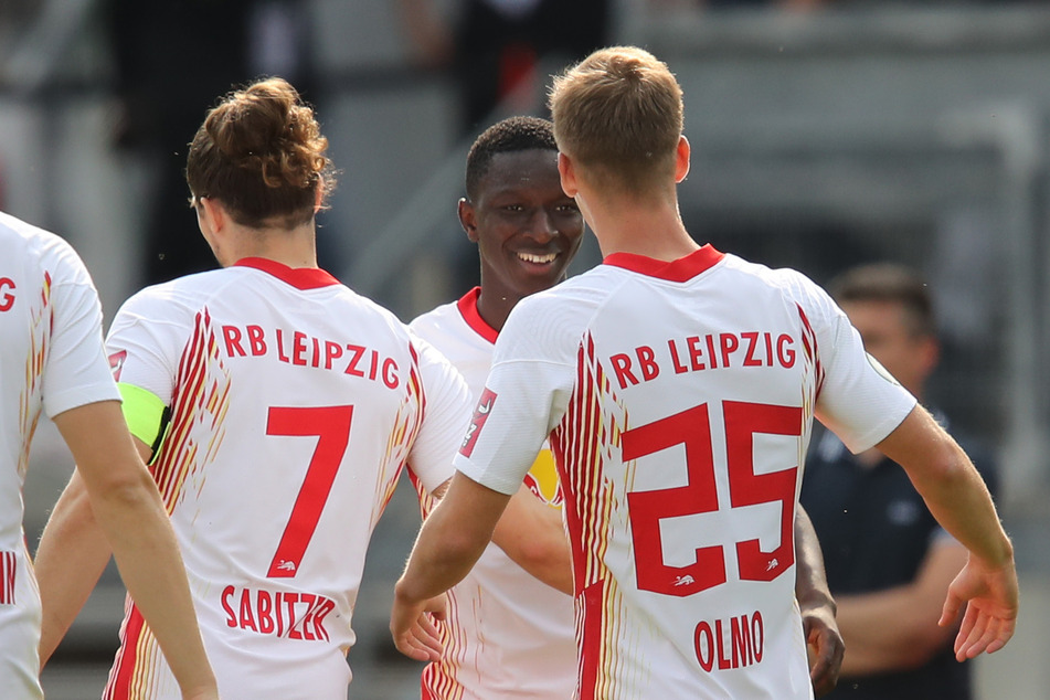 Amadou Haidara (2.v.r.) kämpft auch in dieser Saison wieder um einen Platz im Team, traf beim 3:0 in Nürnberg zur Führung.
