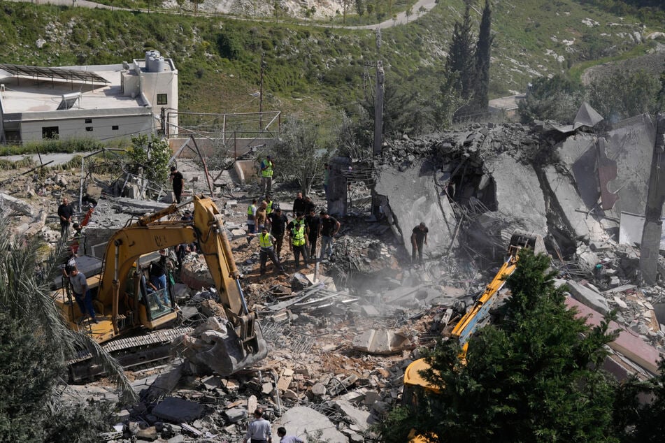 Rettungskräfte suchen nach Überlebenden in den Trümmern von Häusern, die durch einen israelischen Luftangriff in dem Dorf Saksakieh im Südlibanon beschädigt wurden.