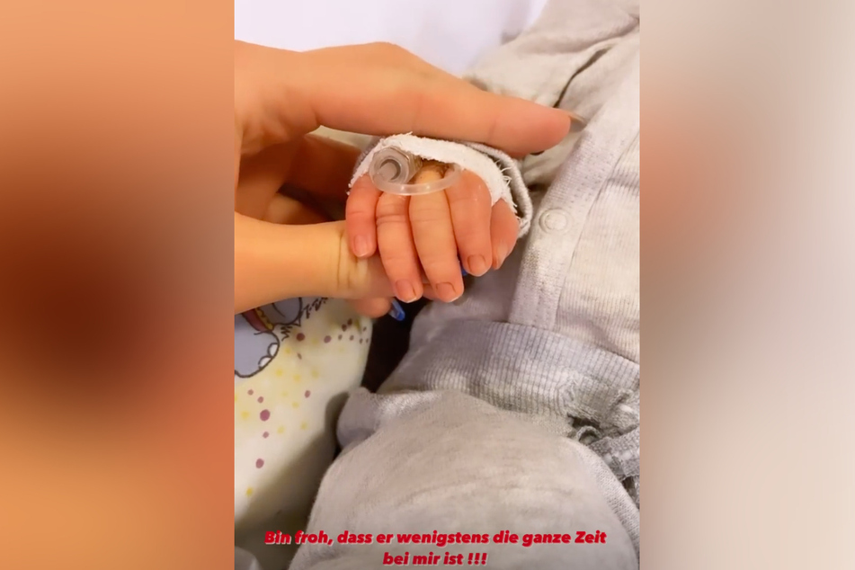 Neele Bronst (24) hält die kleine Hand ihres Löwen.