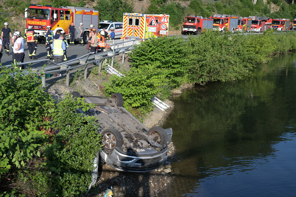 Zahlreiche Rettungskräfte sind zur Unfallstelle am Fluss Lenne ausgerückt.