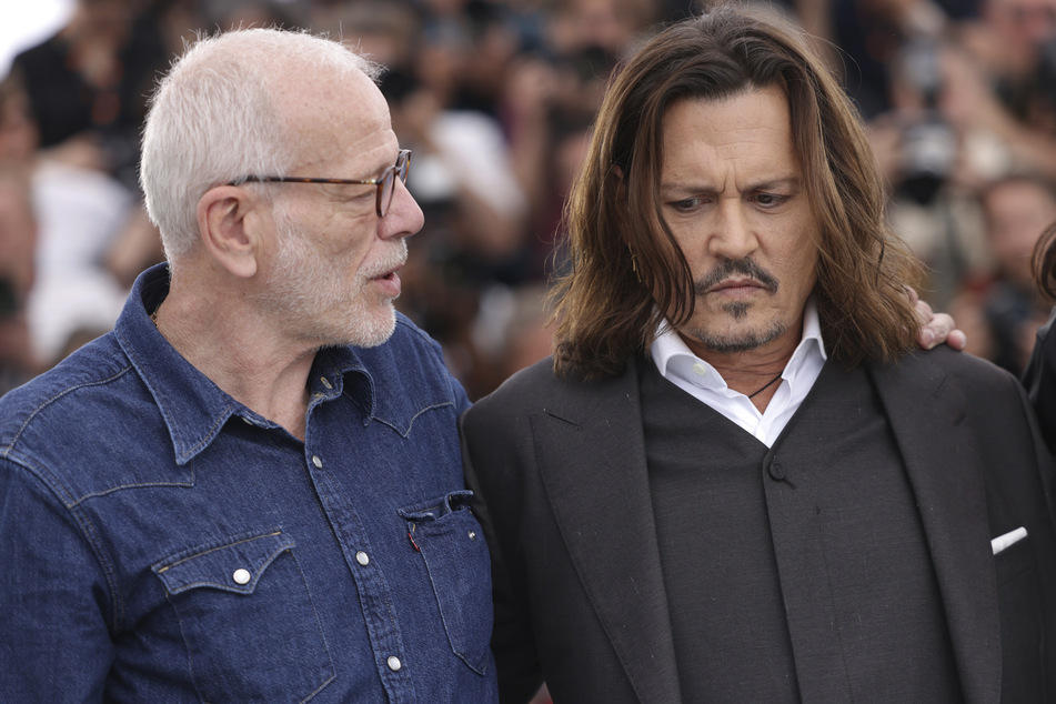 Johnny Depp (59, r.) zusammen mit seinem französischen Schauspielkollegen Pascal Greggory (68) auf den 76. Filmfestspielen in Cannes.