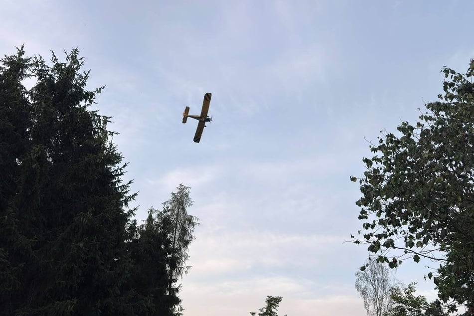 Auch das Löschflugzeug "Hexe 1" ist wieder im Einsatz.