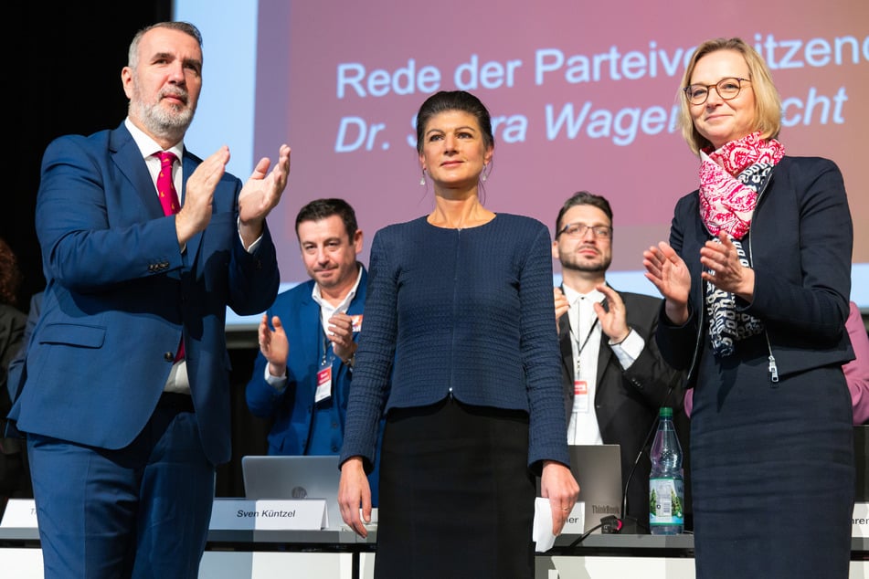 Katja Wolf (48, rechts) und Steffen Schütz (*1966), beide Landesvorsitzende applaudieren Sahra Wagenknecht (55), Parteigründerin, nach deren Rede beim Landesparteitag BSW Thüringen in der Festhalle.