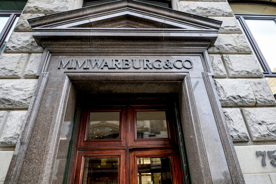 Die Warburg Bank bestätigte einen "Spiegel"-Bericht, wonach der Hamburger Fiskus von der Privatbank 98,6 Millionen Euro fordert.