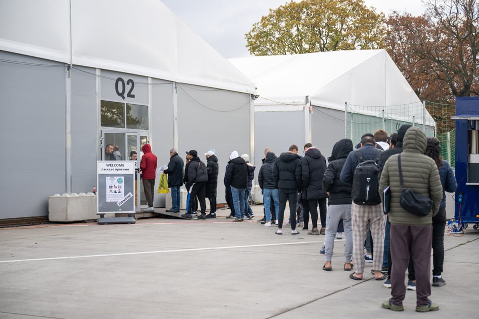 Geflüchtete Menschen kommen in Leichtbauhallen unter.