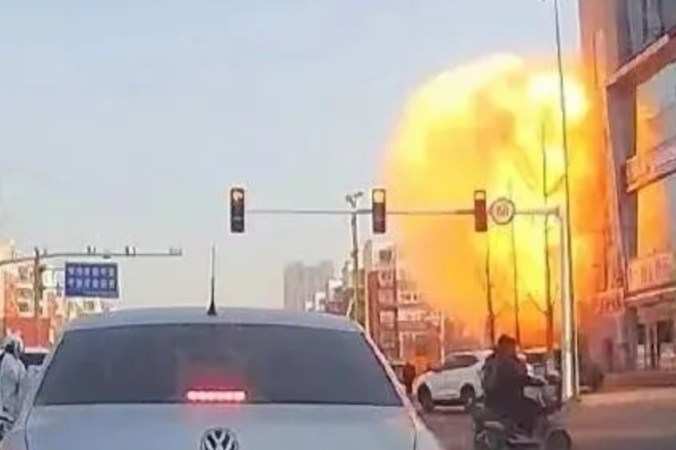 Ein riesiger Feuerball hat die chinesische Stadt Sanha erschüttert.