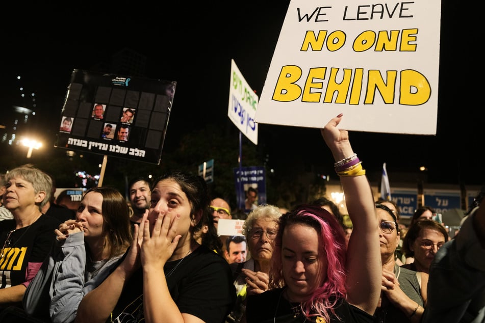 Menschen fordern die Rückkehr der verstorbenen Geiseln, die von der Hamas im Gazastreifen festgehalten werden. (Archivbild)