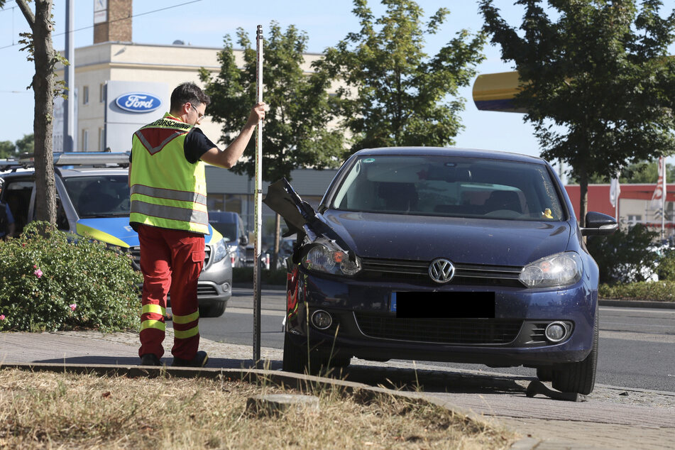 Der beschädigte VW Golf wird untersucht.