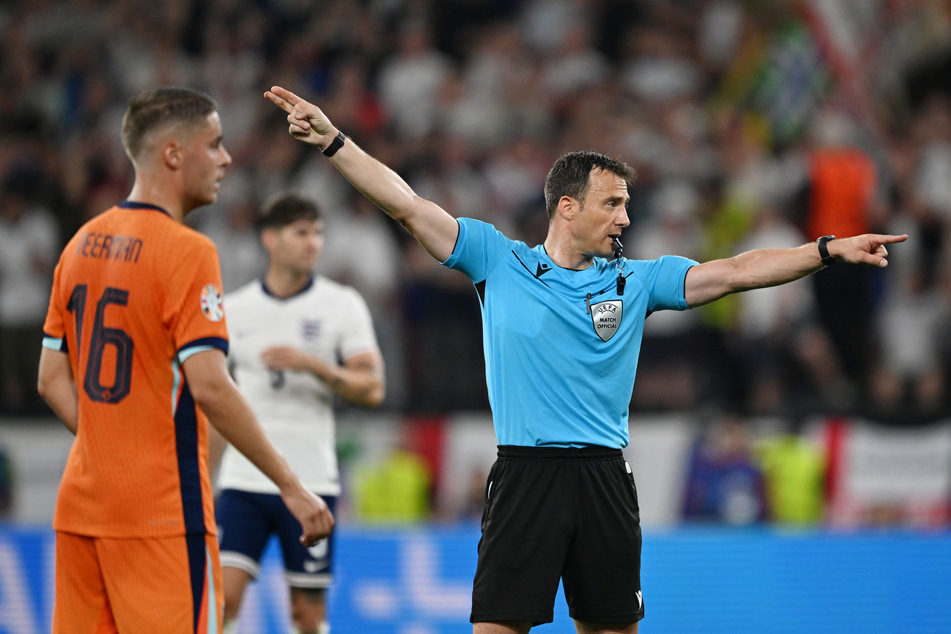 Felix Zwayer (43, r.) beim EM-Halbfinale vor knapp zwei Wochen zwischen den Niederlanden und England.