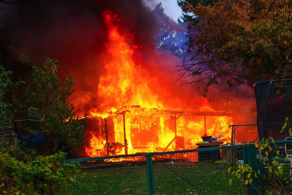 Beim Eintreffen der Einsatzkräfte brannte die Laube bereits lichterloh.