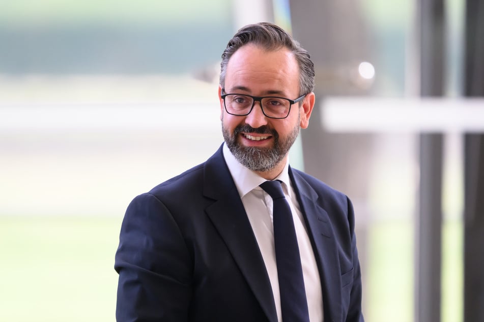 Bei der vergangenen Wahl verlor Sebastian Gemkow (48, CDU) knapp gegen Burkhard Jung (68, SPD). Sollte es zu einem zweiten Wahlgang kommen, wird auch sein Name als möglicher Kandidat genannt.