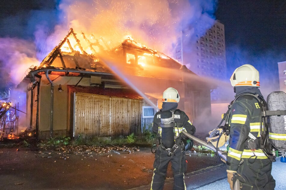 Die Einsatzkräfte hatten alle Hände voll zu tun, die Flammen zu löschen.