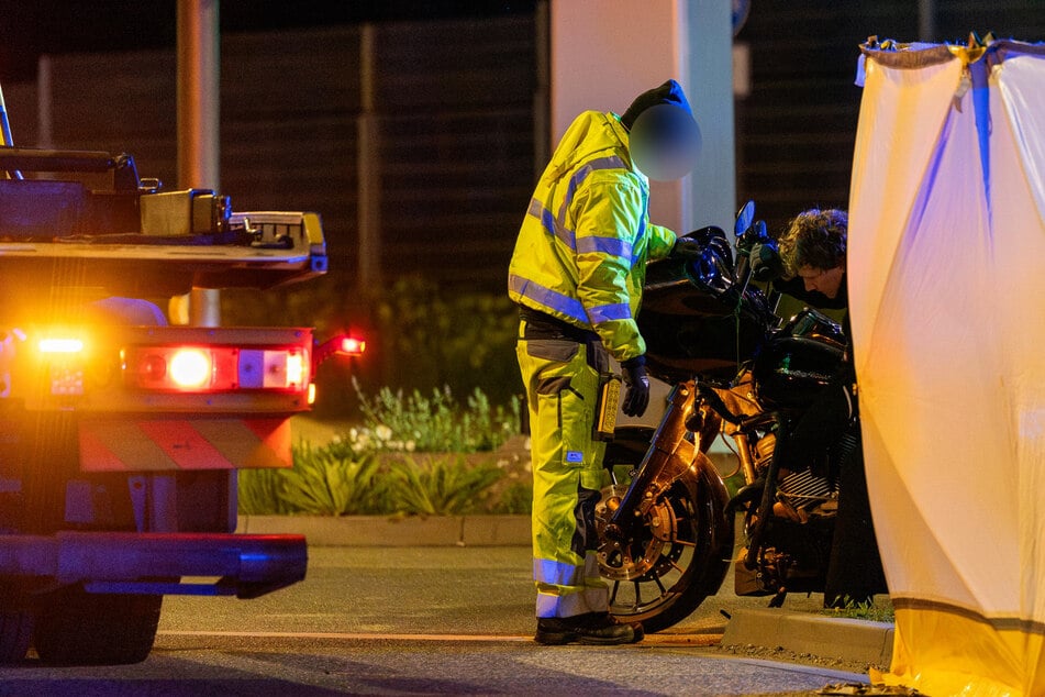 Biker stürzt mit Harley-Davidson: 25-Jähriger stirbt noch an Unfallstelle