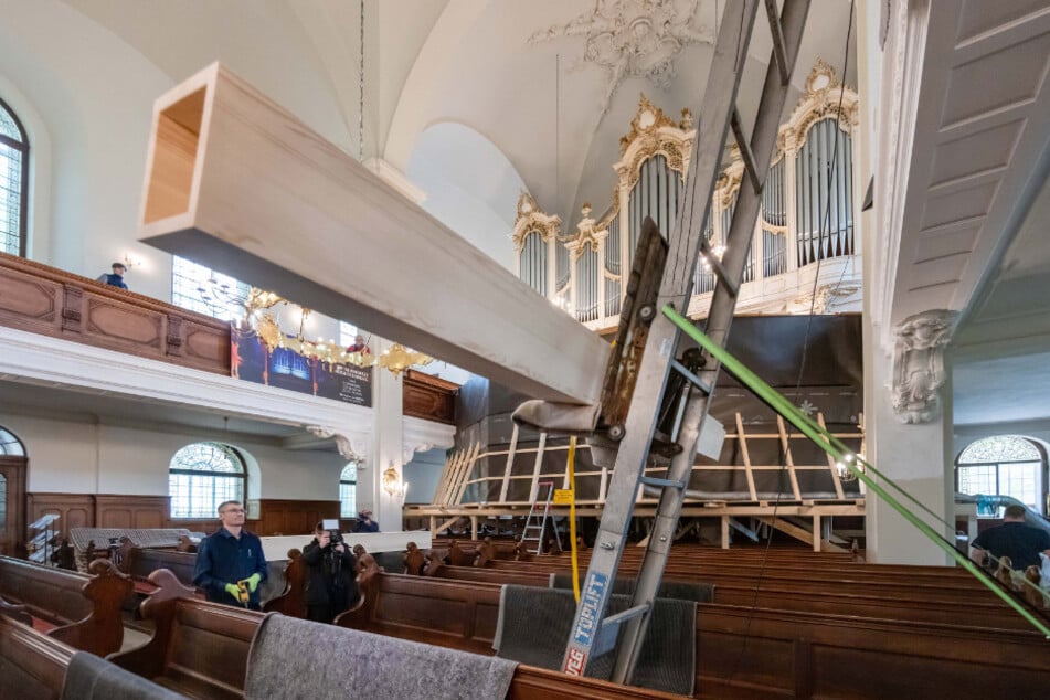 Per Lift transportierten die Orgelbauer die Holzpfeifen auf die Kirchenempore.