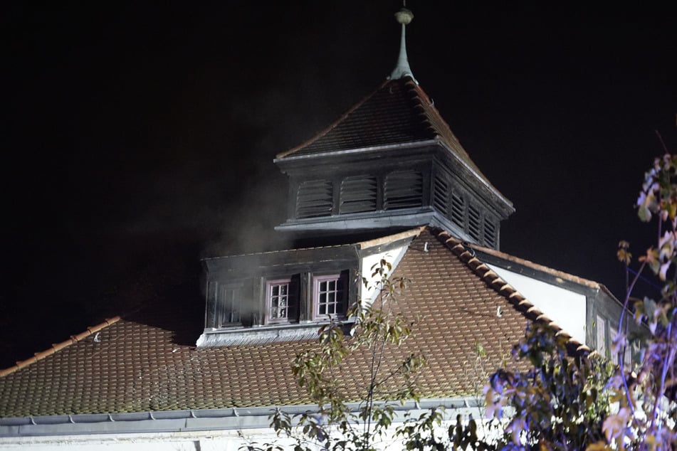 Der Brand brach im Obergeschoss des Gebäudes aus.