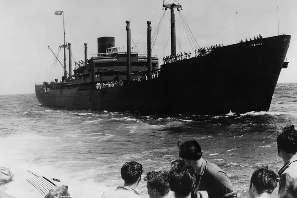 Hilfskreuzer Kormoran auf See - Aufnahme von einem deutschen U-Boot aus (1940).