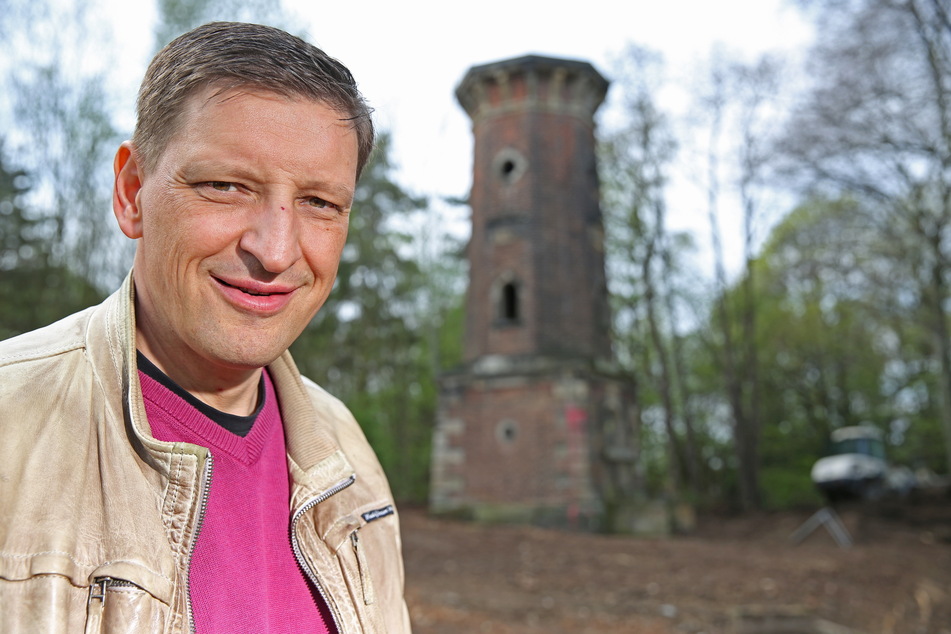 Freie-Wähler-Chef Jens Genschmar (51) kritisiert das Rathaus und dessen hohen Personalkosten.