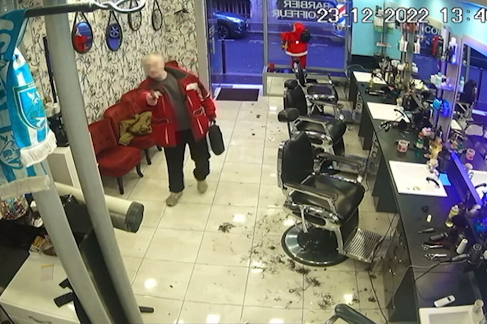 Die Aufnahmen einer Überwachungskamera in einem Friseursalon zeigen den bewaffneten 69-Jährigen.