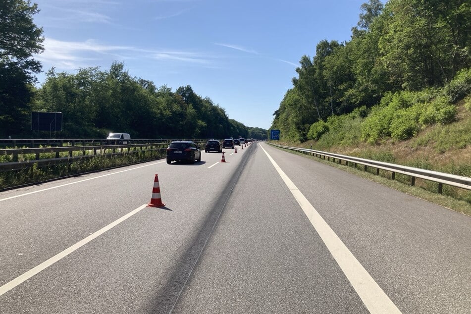 Hitzebedingte Straßenschäden auf der A7 Höhe Marmstorf in Fahrtrichtung Norden sind deutlich sichtbar.
