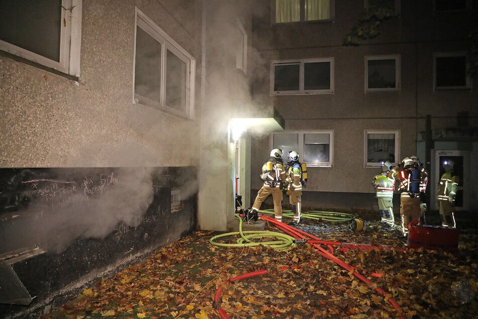 Dichter Rauch drang aus dem Gebäude.