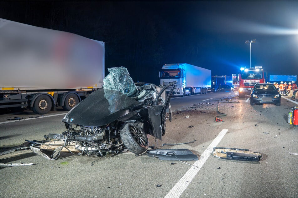 Große Teile des BMWs lagen auf der Fahrbahn verstreut.
