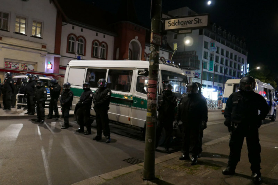 Polizisten blockieren in der Nacht zum Freitag den Bereich auf der Hermannstraße zwischen Selchower Straße und Herrfurthstraße.