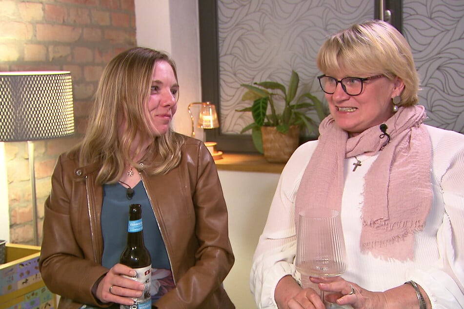 Sarah (54, r.) war kein Fan vom Risotto und auch für Susu (41) war Dorits Dinner nicht ganz perfekt.