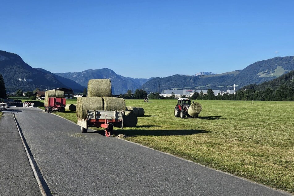 ... sowie Felder, Traktor und Mähdrescher.