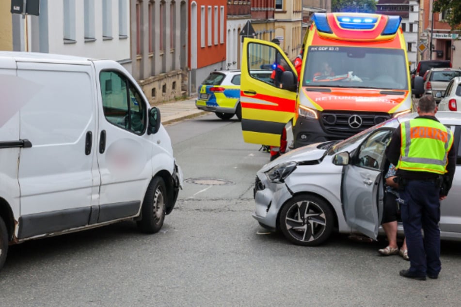 Straßensperrung nach Kreuzungscrash: Zwei Personen verletzt