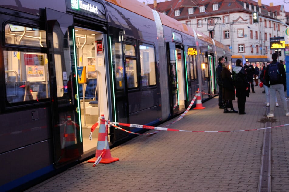 Die Attacke hatte sich laut Polizei im Bereich der Haltestelle "Adler" im Westen Leipzigs ereignet.