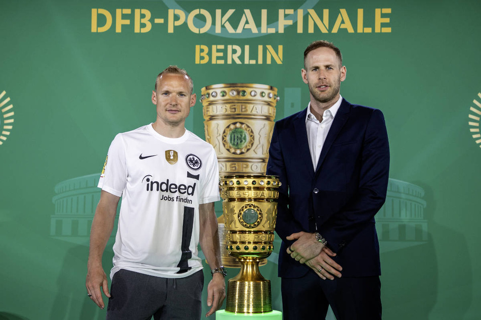 Frankfurts Sebastian Rode (32, l.) und Leipzigs Torhüter Peter Gulacsi (33) stehen bei der Pokal-Übergabe im Roten Rathaus neben der begehrten Trophäe.