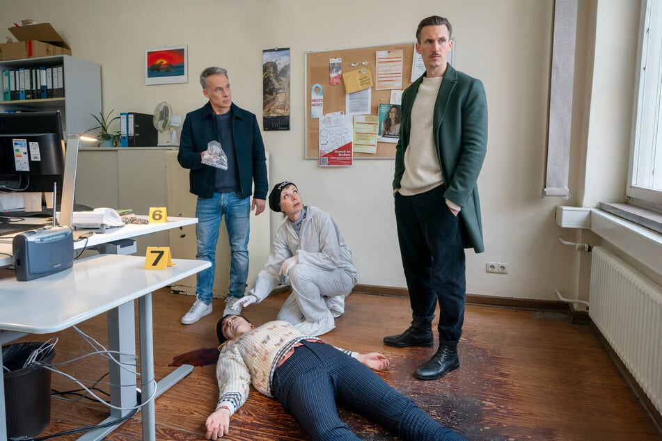 Wer hat Saskia Seyboldt (Julia Glasewald, liegend) umgebracht? Die "SOKO Leipzig"-Ermittler gehen mehreren Spuren nach.