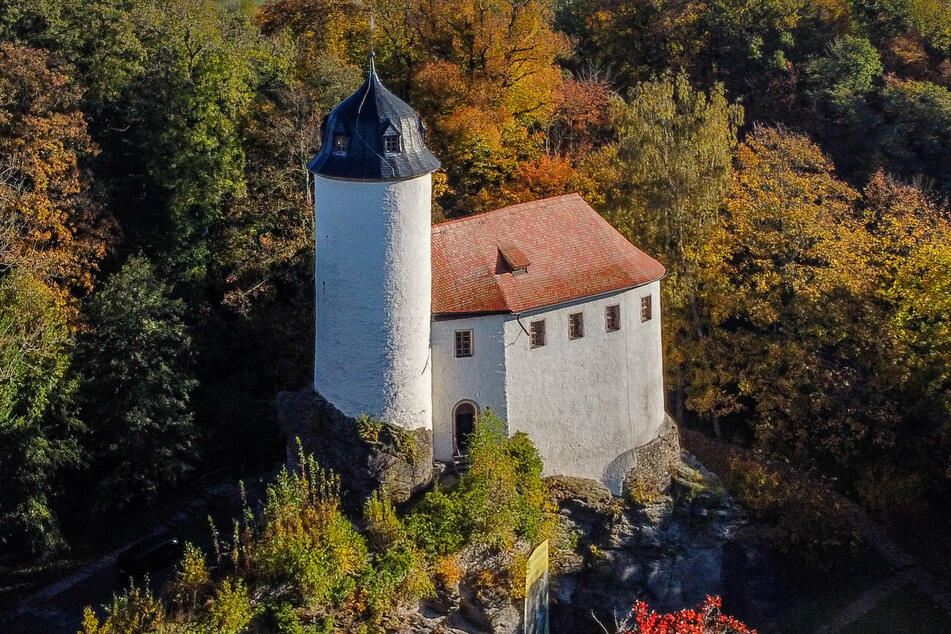 Ein Blick von oben auf die Burg Rabenstein.
