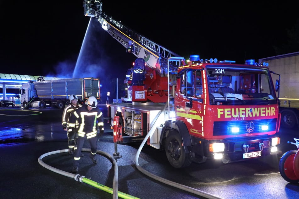 Die Kameraden der Feuerwehr versuchten den Laster zu kühlen.