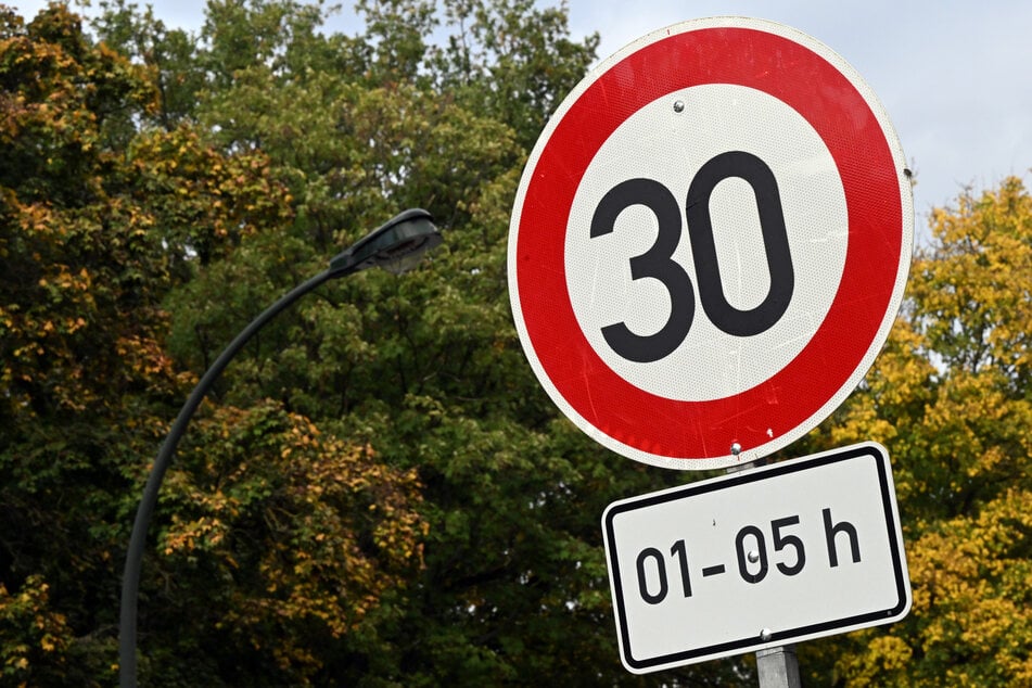 Vor wenigen Tagen ließ die Stadt Düsseldorf an den betroffenen 23 Straßenabschnitten 157 neue Tempo 30-Schilder aufbauen.