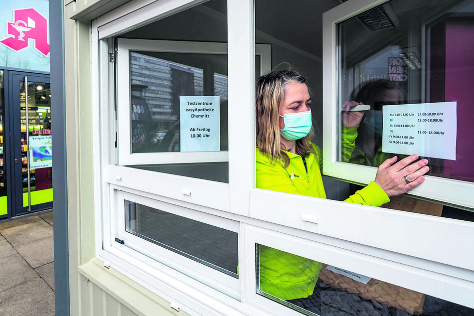 Manon Knaak klebt schon mal die Öffnungszeiten für die Corona-Tests ins Fenster.
