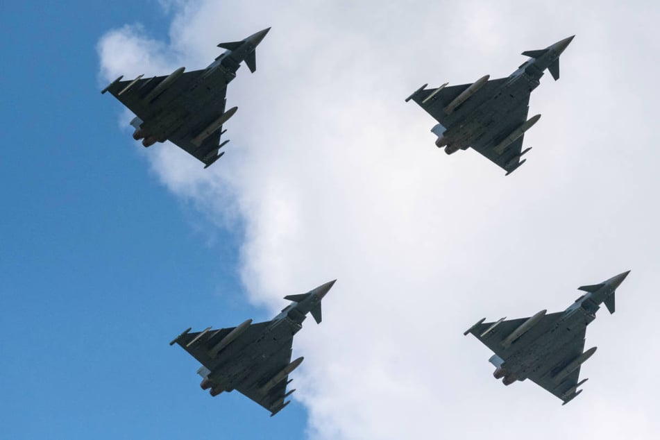 Berlin: Nanu, warum donnern denn Kampfjets über Berlin?