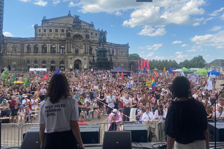 Mehrere tausend Teilnehmer folgten dem Motto "Wir sind die Brandmauer" und kamen am Theaterplatz zu einer Groß-Demo zusammen.