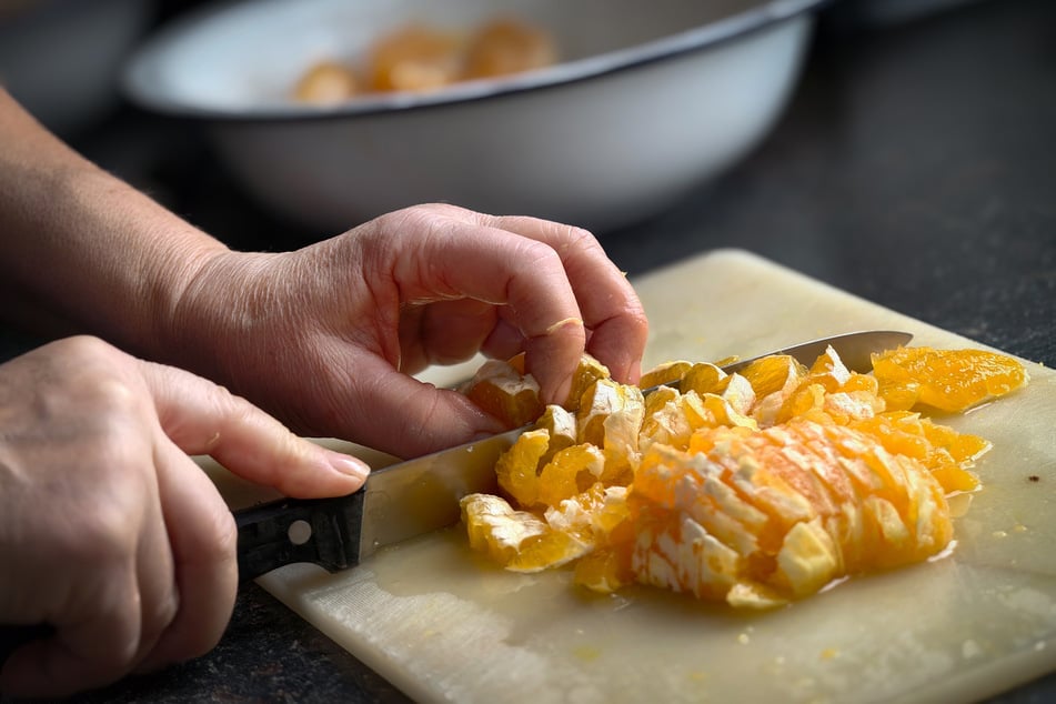Das Fruchtfleisch wird grob gewürfelt.