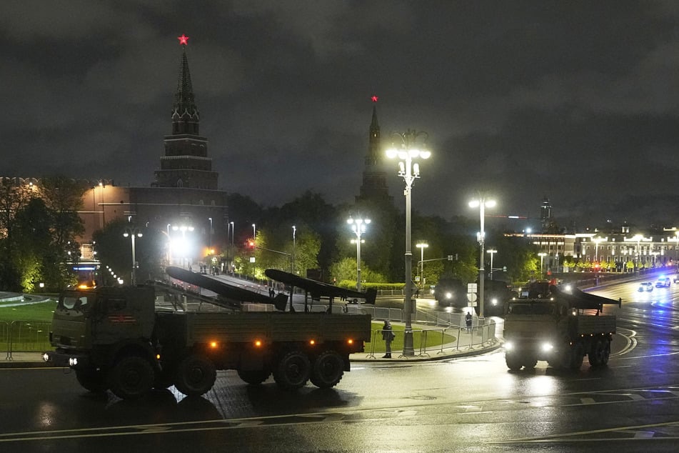 Russische Militärlastwagen, die unbemannte Luftfahrzeuge vom Typ Geran-2 transportieren, rollen nach einer Probe für die Militärparade zum Tag des Sieges über den Borowizkaja-Platz neben dem Kreml.