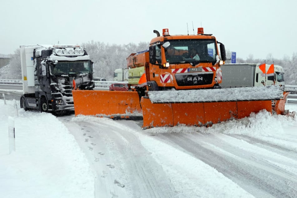 Winterdienst im Dauereinsatz: Auf der A4 Fahrtrichtung Chemnitz steckt ein Lkw fest.