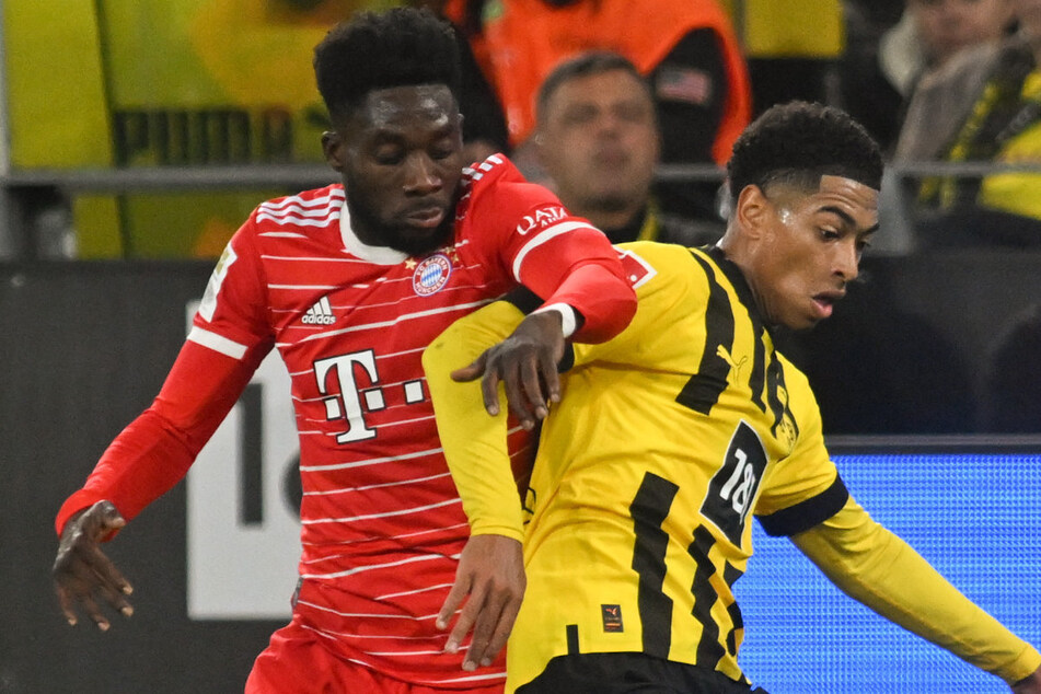 Jude Bellingham (19, r.) von Borussia Dortmund will sich bei Alphonso Davies (21) vom FC Bayern München nach einem Tritt an den Kopf entschuldigen.