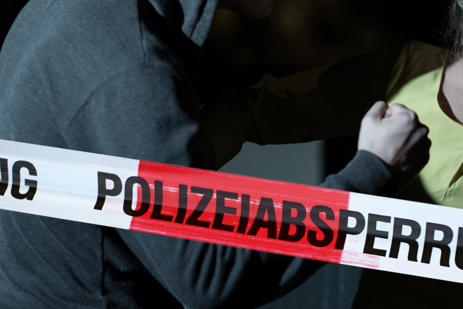 Die Angreifer waren dem Jungen und dem Mädchen aus einer Straßenbahn gefolgt. Gleich nach dem Ausstieg, bedrängten sie die 13-Jährige. (Symbolbild)
