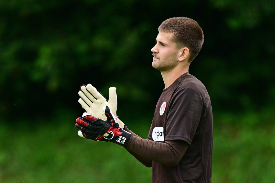 Sommer-Neuzugang Ben Voll (23) ist derzeit der einzige, fitte Profi-Torwart beim FC St. Pauli.