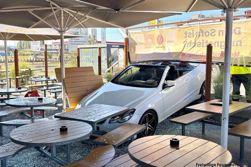 Drive-in mal anders: Cabrio landet auf Terrasse von McDonald’s