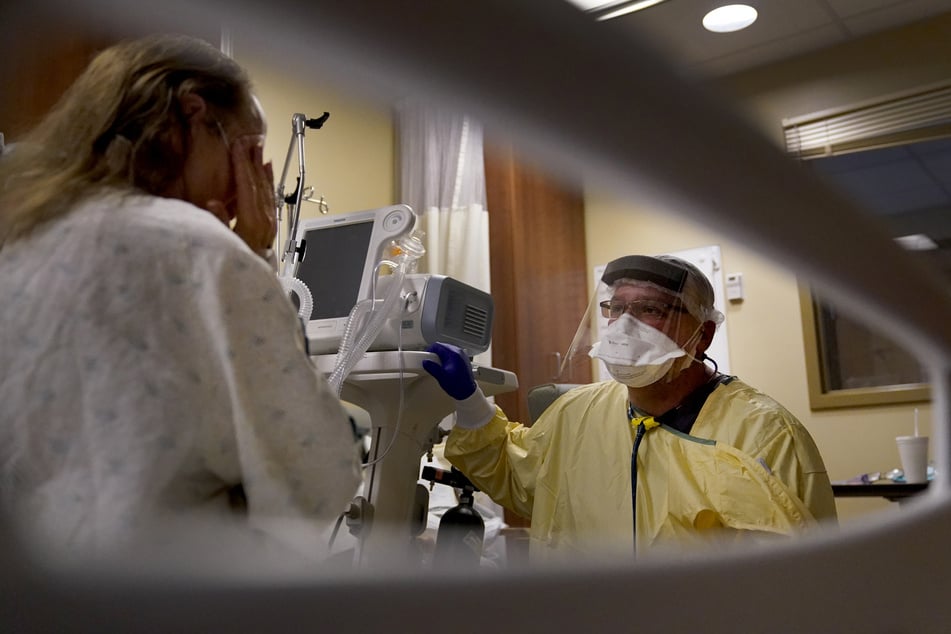 Krankenhäuser haben in den USA mit vielen Corona-Patienten zu tun - Die Zahl der Corona-Toten stieg am Donnerstag erstmals auf über 2800.