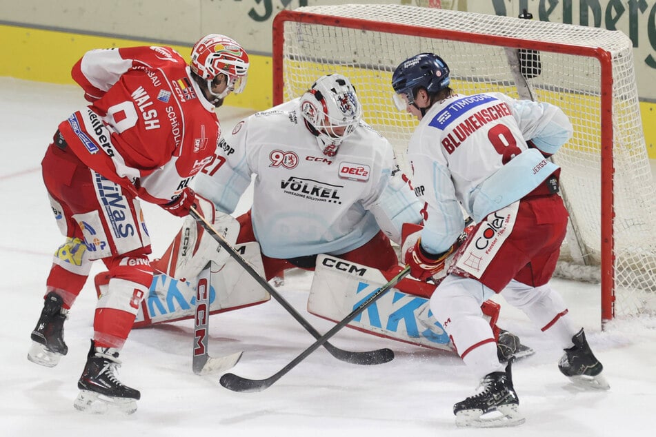 Dominic Walsh (36, l.) ist derzeit nicht zu bremsen! Der 36-jährige Routinier erzielte gegen die DEG einen Doppelpack und übernahm vorübergehend die Führung in der Torjägerliste.