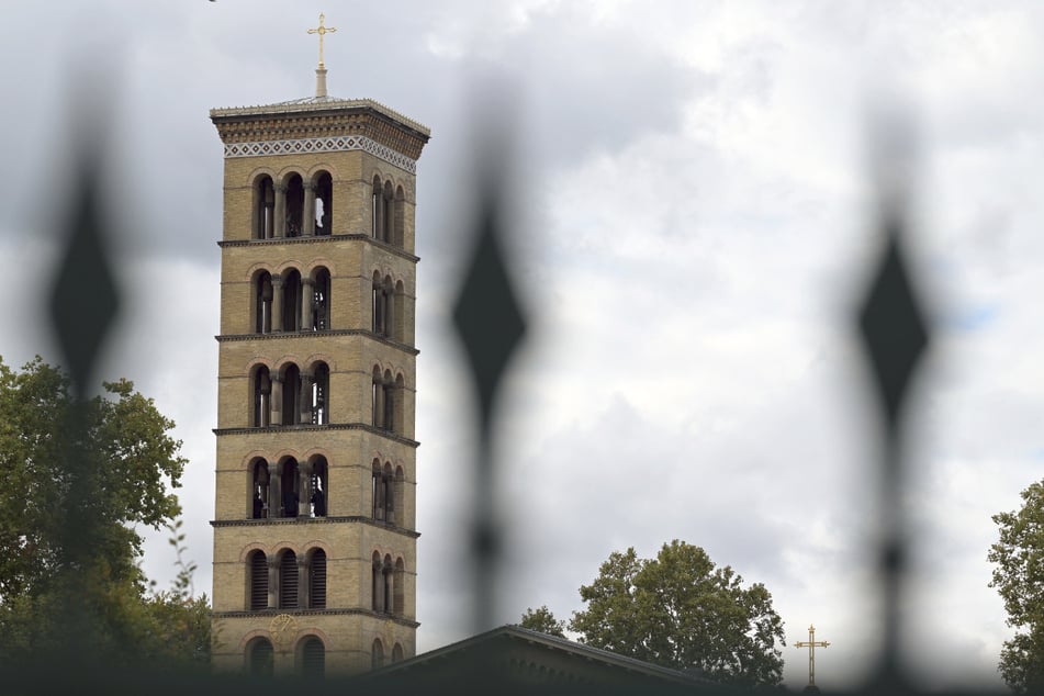 Der Glockenturm ist nach dem Vorbild des romanischen Campanile der Kirche Santa Maria Cosmedin in Rom entworfen.