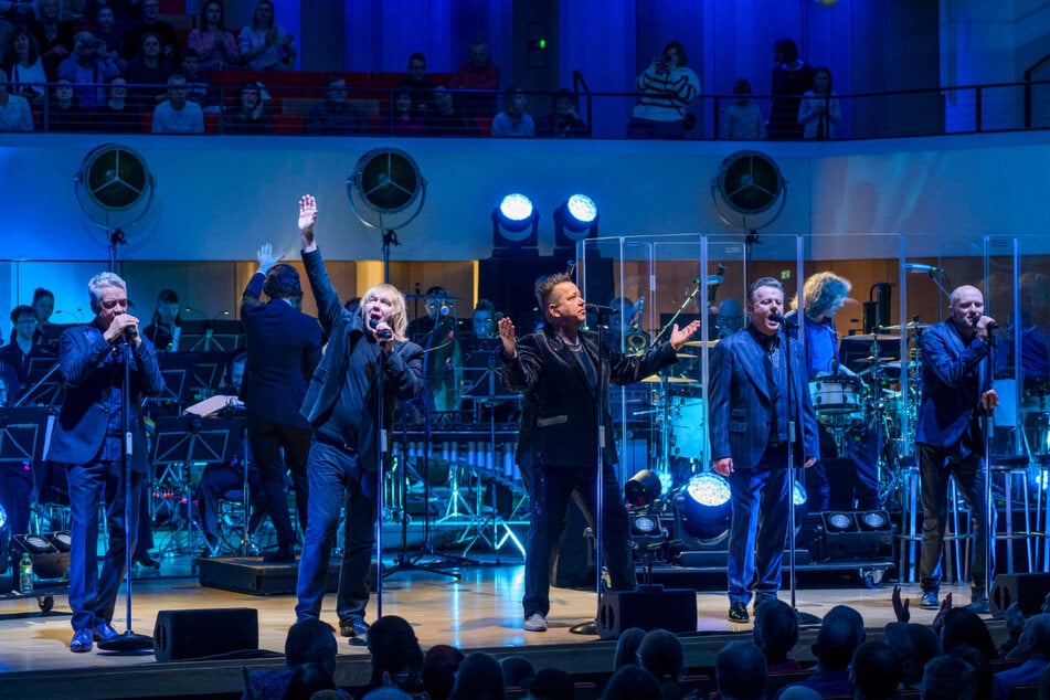 Vorne "Die Prinzen", dahinter das Orchester. Der Kulti-Saal war ausverkauft.